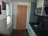 Küche mit E-Herd, Kühlschrank mit separatem Gefrierfach, Kaffeemaschine